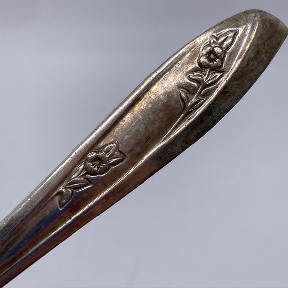 WM Rogers International Silver Serving Fork ~8” Floral Design - Picture 4 of 6